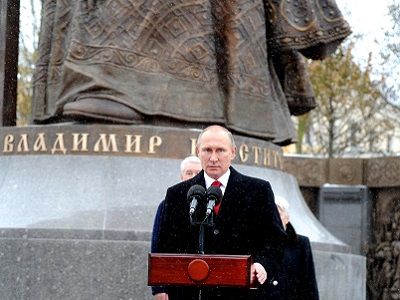 Президент Владимир Путин открывает памятник князю Владимиру, 4.11.16. Фото: kremlin.ru