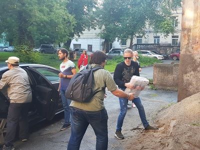 Спасение агитматериалов в новосибирском штабе Навального. Фото: twitter.com/_sergey_boyko