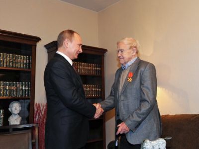В.Путин и Д.Гранин. Источник - vdv-up.ru В.Путин и Д.Гранин. Источник - vdv-up.ru