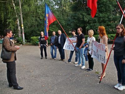 Пикет "Отобрать и поделить". Фото: Александр Воронин. Каспаров.Ru