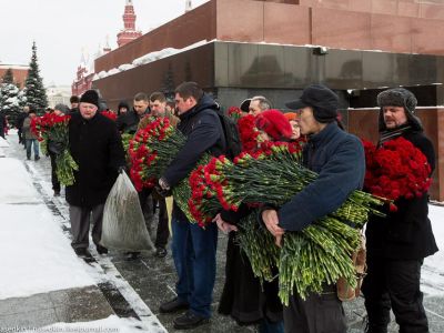 Акция "Две гвоздики Сталину", 5.3.18. Источник - nasedkin.livejournal.com