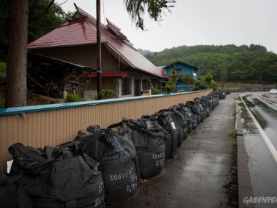 Утилизация радиоактивных отходов при дезактивации в Фукусиме. Фото: Greenpeace