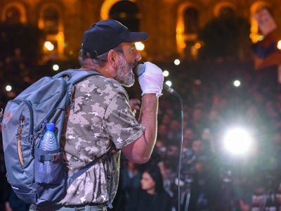 Лидер оппозиции Никол Пашинян на митинге 25.4.18. Фото: ru.armeniasputnik.am