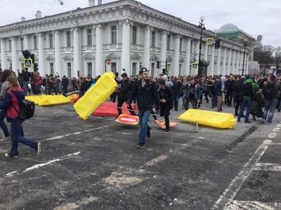 Марш по Невскому через ограждения у Аничкова моста, 5.5.18. Фото: Арсений Веснин, twitter.com/ars_ves