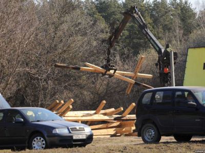 Снос памятных крестов в Куропатах, 4.4.19. Фото: svaboda.org