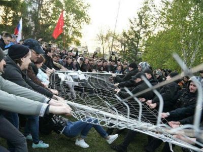 Снос секции забора в ходе акции протеста в Екатеринбурге. Фото: 66.ru