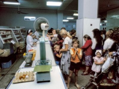 Польша, очередь в магазин в конце 80-х. Фото: maxim-nm.livejournal.com Польша, очередь в магазин в конце 80-х. Фото: maxim-nm.livejournal.com