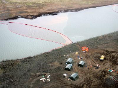 Ликвидация последствий разлива топлива на ТЭЦ-3 Фото: Денис Кожевников/ТАСС