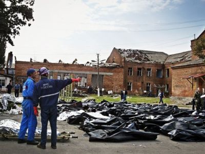 Сотрудники МЧС собирают тела погибших во дворе школы №1. 3 сентября 2004 года. Фото: AP