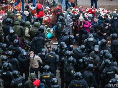 ОМОН и протестующие у мемориала Романа Бондаренко, Минск, 15.11.2020. Фото: tut.by