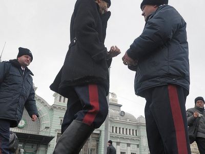 Казачьи дружины патрулируют площадь Белорусского вокзала. Фото: Геннадий Гуляев / Коммерсант Казачьи дружины патрулируют площадь Белорусского вокзала. Фото: Геннадий Гуляев / Коммерсант