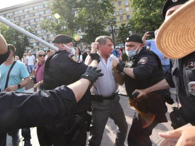 Встреча с депутатами Госдумы от КПРФ "Вакцинация без принуждения!" в Новопушкинском сквере. Фото: Ирина Бужор / Коммерсант