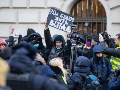 Акция в защиту "Мемориала" перед зданием Верховного суда, 28.12.21. Фото: t.me/mediazzzona