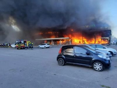 Горящий в результате ракетного удара торговый центр в Кременчуге, 27.06.22. Фото: ДСНС Украины