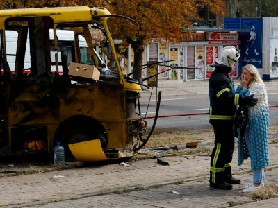 Пожарный в Донецке утешает женщину возле взорванного автобуса, в котором ехал ее сын-подросток. Фото: Alexander Ermochenko / Reuters