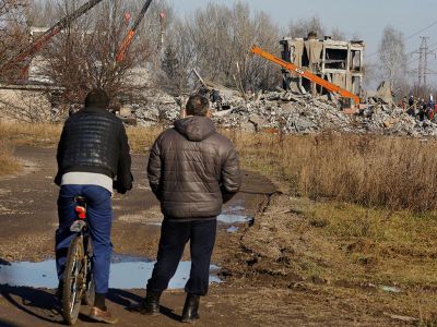 Последствия обстрела здания в городе Макеевка. Фото: Александр Ермоченко / Reuters