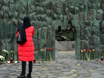 Женщина во время акции "Колокол памяти" у мемориала "Стена скорби" на проспекте Сахарова в Москве в День памяти жертв политических репрессий. Фото: Алексей Майшев / РИА Новости