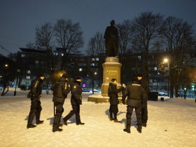 Задержание у памятника Тарасу Швеченко в Санкт-Петербурге. Фото: fontanka.ru