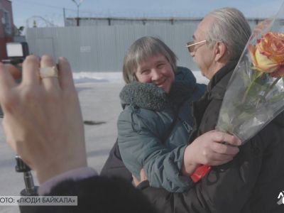 Наталью Филонову встречают на выходе из колонии. Фото: "Люди Байкала"